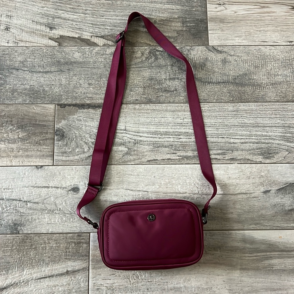 Lululemon camera 2L - wine berry color